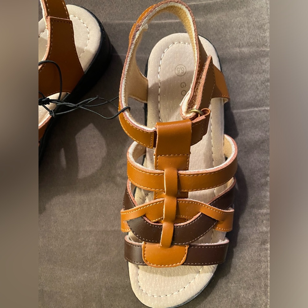 Goldtoe new in box sandles!  Summers coming grab this great deal!